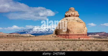 Paesaggio panoramico dello Utah con Church Rock e le montagne di la SAL Foto Stock