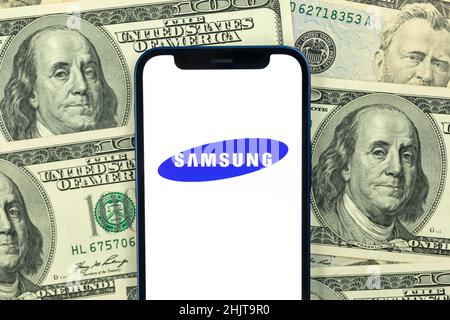 Kharkov, Ucraina - 28 gennaio 2021: Logo Samsung. Dollaro fatture sfondo. Business Company e denaro concetto foto Foto Stock