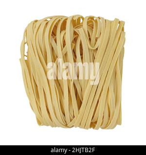 spaghetti di uova crude isolati su sfondo bianco, pasta fatta in casa, macaroni arrotolati lunghi secchi, vista dall'alto Foto Stock