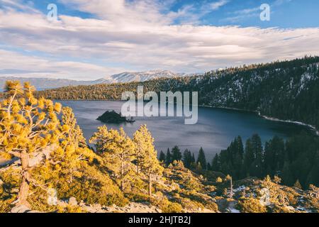 Vista panoramica della Emerald Bay del lago Tahoe, con Fannette Island, durante una stagione invernale secca, California, USA. Foto Stock