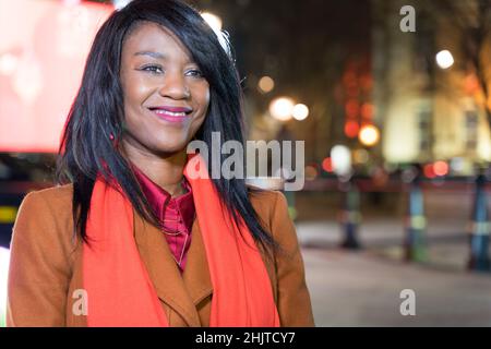 Londra UK 31st Jan 2022: Nelson column è visto illuminato in mandarino alla vigilia di Capodanno cinese per augurare alla gente un felice anno nuovo cinese (Lunar Capodanno). Le solite celebrazioni di Capodanno cinese sono state annullate quest'anno. Una piccola cerimonia di danza del leone e del drago si è svolta a London Trafalgar Square a Londoners, vips e dignitari, rappresentanti del sindaco di Londra tra cui il vice sindaco Debbie Weekes-Bernard, il sindaco di westminster. Credit: Xiu Bao/Alamy Live News Foto Stock