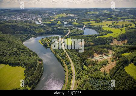 Veduta aerea, Biggesee, lago superiore con ponte Landesstraße L512, ponte Bundesstraße B54, città di Olpe, Olpe, Sauerland, Renania settentrionale-Vestfalia, Germania, Foto Stock