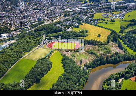 Veduta aerea, Kreuzbergstadion, Olpe City, Olpe, Sauerland, Renania settentrionale-Vestfalia, Germania, EUROPA, campo da calcio, stadio di calcio, foto aerea Foto Stock