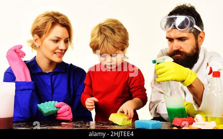 Happy Family pulisce insieme in casa. Il bambino aiuta i genitori. Home pulizia primaverile. Foto Stock