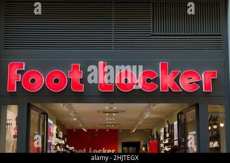 Firenze, Toscana, Italia - 27th Settembre 2021 : cartello Foot Locker appeso su un negozio a Firenze. Foot Locker Retail, Inc. È una spor americana Foto Stock