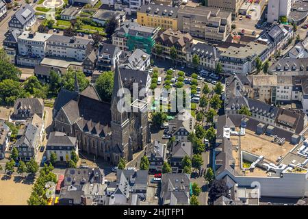 Veduta aerea, chiesa di San Martinus, operazioni di polizia a Kurkölner Platz, Olpe, Olpe, Sauerland, Renania settentrionale-Vestfalia, Germania, luogo di culto, Foto Stock