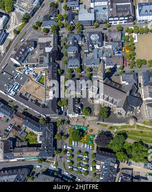 Vista aerea, chiesa di San Martino, mura della città con torre d'angelo, operazioni di polizia a Kurkölner Platz, città di Olpe, Olpe, Sauerland, Renania settentrionale-Vestfalia, Foto Stock