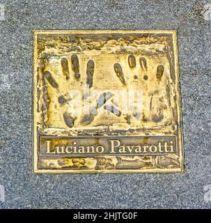 Le impronte del cantante lirico italiano Luciano Pavarotti, sul marciapiede all'esterno del Teatro Gaiety di Dublino, Irlanda. Foto Stock