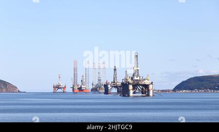 La vista da Invergordon verso una fila di piattaforme petrolifere. Invergordon è una città di Ross e Cromarty conosciuta per la riparazione di piattaforme petrolifere. Foto Stock