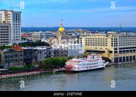 Il battello fluviale Georgia Queen è ormeggiato su River Street a Savannah Foto Stock