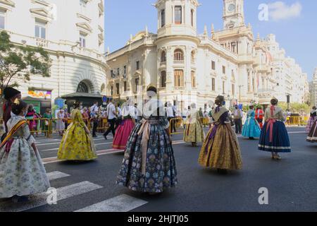 Settembre, 2021. Valencia, Spagna. Immagine di alcune falleras che camminano con il vestito tradizionale verso il municipio di Valencia per la consegna di pr Foto Stock