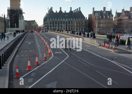 Londra (Regno Unito), 31.01.2022: Dalla fine del 2021 al 2022 febbraio Westminster Bridge è limitato a una corsia in ogni direzione per i lavori di sicurezza a essere carr Foto Stock