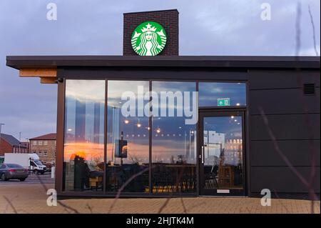 Un punto vendita Starbucks nel nuovo quadrante di sviluppo a Sundown nel quadrante a Wyberton, Boston Foto Stock