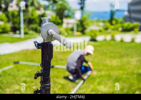 Il team di impugnatura, luce depurtment membri preparare le apparecchiature di illuminazione prima del tiro Foto Stock