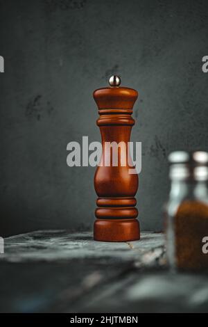 Pepper e macinacaffè di sale di lusso mulini di legno su sfondo vintage Foto Stock