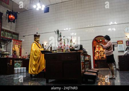 Bandung, Indonesia. 31st Jan 2022. Una donna cinese prega con bastoni di incenso durante la celebrazione al tempio Dharma RAMSI a Bandung. I cinesi di tutto il mondo festeggiano il nuovo anno lunare per dare il benvenuto all'anno della Tigre il 1 febbraio. Credit: SOPA Images Limited/Alamy Live News Foto Stock