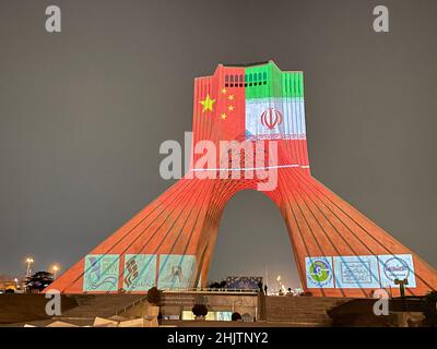 (220131) -- TEHERAN, 31 gennaio 2022 (Xinhua) -- la torre di Azadi è illuminata per segnare il nuovo anno lunare cinese a Teheran, Iran, il 31 gennaio 2022. L'iconica torre Azadi di Teheran ha lampeggiato di rosso il lunedì, un colore associato con buona fortuna e felicità in Cina, per celebrare il Capodanno lunare cinese, o Festival di primavera, che cade il 1 febbraio di quest'anno. (Ambasciata cinese in Iran/Handout via Xinhua) Foto Stock