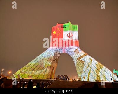 (220131) -- TEHERAN, 31 gennaio 2022 (Xinhua) -- la torre di Azadi è illuminata per segnare il nuovo anno lunare cinese a Teheran, Iran, il 31 gennaio 2022. L'iconica torre Azadi di Teheran ha lampeggiato di rosso il lunedì, un colore associato con buona fortuna e felicità in Cina, per celebrare il Capodanno lunare cinese, o Festival di primavera, che cade il 1 febbraio di quest'anno. (Ambasciata cinese in Iran/Handout via Xinhua) Foto Stock