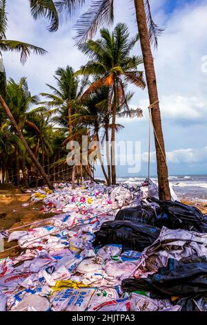 Cua dai Beach dopo una grande tempesta ha causato l'erosione della spiaggia e mucchi di rifiuti o detriti sulla spiaggia. Foto Stock