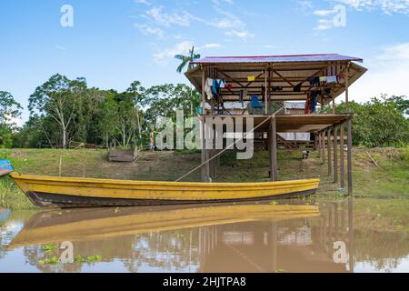 Alla comunità indigena di Gamboa vicino al fiume amazzonia, Perù. Architettura tipica del amazzonia Foto Stock