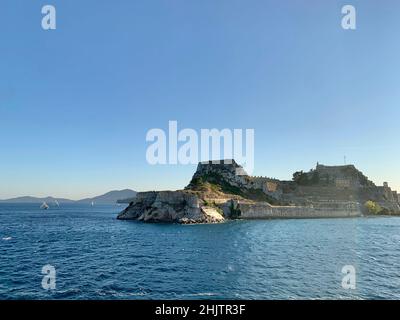 Antica fortezza sul promontorio il giorno del sole, Corfù, Grecia Foto Stock