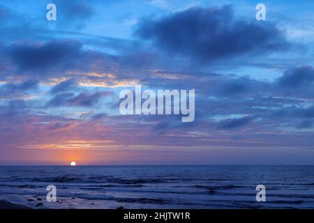 Tramonto sull'oceano, Hennies Bay, Namibia Foto Stock