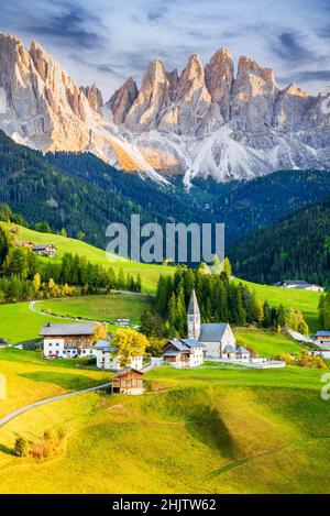 Val di Funes, Italia - bellissimo villaggio di Santa Maddalena con idilliache montagne dolomitiche in Val di Funes, Alto Adige, Alpi italiane al tramonto d'autunno. Foto Stock