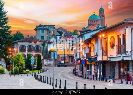 Veliko Tarnovo, Bulgaria. Tsarevets città vecchia nella città storica Veliko Tarnovo, ex capitale bulgara, bella serata estiva. Foto Stock