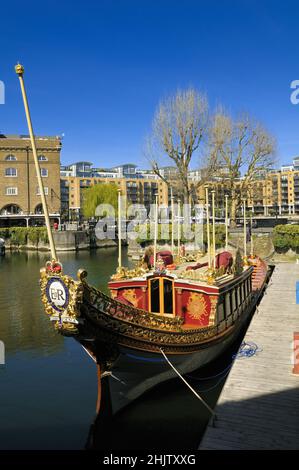 Vincenzo La Queen's Rowbarge, costruita per la regina di Diamante giubileo nel 2012, ormeggiata presso il St Katharine Docks, London, England, Regno Unito Foto Stock