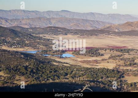 Lago Cuyamaca Vista aerea Paesaggio distante San Jacinto Mountain Range. Mount Cuyamaca Top, secondo Peak più alto della contea di San Diego, California meridionale Foto Stock