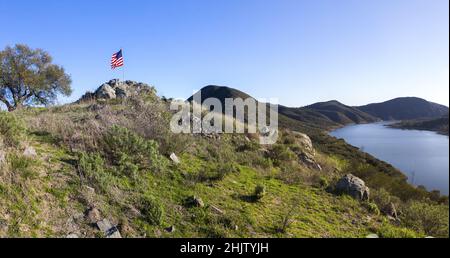 Vista panoramica delle splendide Hodges del lago nel San Dieguito River Park, California meridionale dalla penisola di Fletcher Point con bandiera americana sul punto più alto Foto Stock