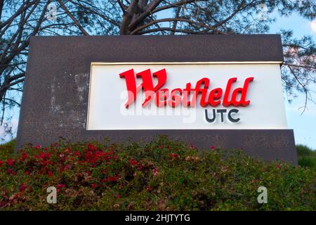 Westfield Shopping Center Mall tavolo all'esterno della posta vista con le lettere rosse. University Town Center UTC San Diego California meridionale Stati Uniti Foto Stock