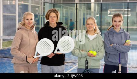 Ritratto di quattro giocatori di tennis Foto Stock