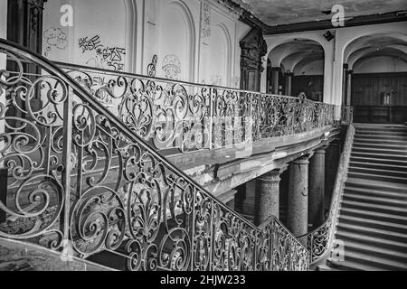 Scala di grigi di un edificio abbandonato a Francoforte Foto Stock