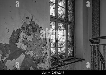 Scala di grigi di un edificio abbandonato a Francoforte Foto Stock