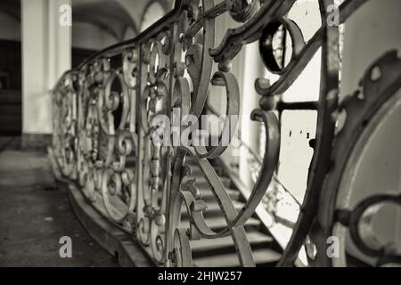 Scala di grigi di un edificio abbandonato a Francoforte Foto Stock