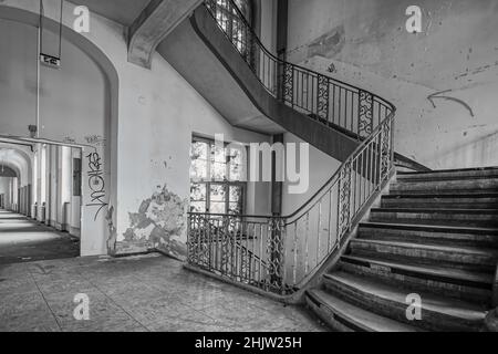 Scala di grigi di un edificio abbandonato a Francoforte Foto Stock