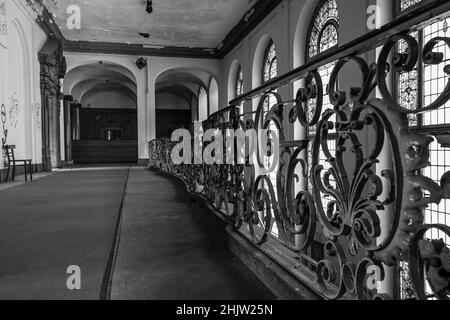 Scala di grigi di un edificio abbandonato a Francoforte Foto Stock