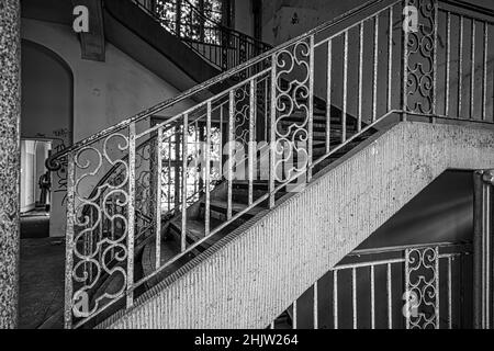 Scala di grigi di un edificio abbandonato a Francoforte Foto Stock