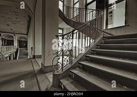 Scala di grigi di un edificio abbandonato a Francoforte Foto Stock