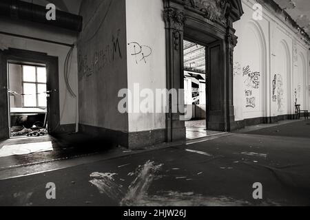 Scala di grigi di un edificio abbandonato a Francoforte Foto Stock