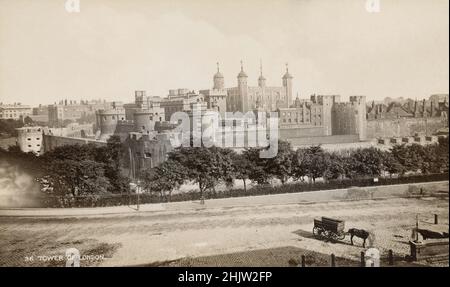 Antica fotografia del 1890 della Torre di Londra a Londra, Inghilterra. FONTE: FOTO ORIGINALE DELL'ALBUME Foto Stock