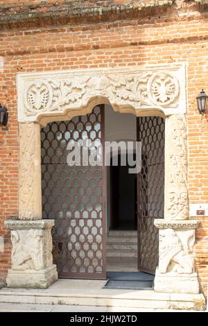 BUCAREST, ROMANIA - 18 AGOSTO 2021: Vista estiva del Palazzo di Mogosoaia vicino alla città di Bucarest, Romania Foto Stock