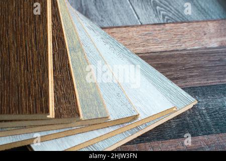 Laminato e acqua. Laminato impermeabile. I pavimenti in legno sono impermeabili all'umidità. I rivestimenti per pavimenti proteggono dall'acqua. Una pozzanghera sul pavimento. Foto Stock