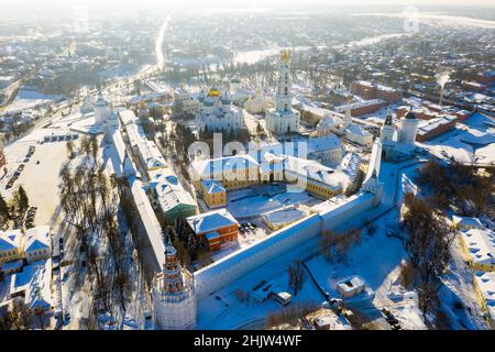 Vista dal drone della Trinity-Sergius Lavra e quartieri residenziali della città di Sergiev Posad. Foto Stock
