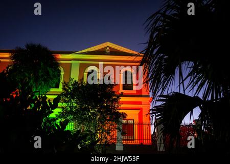 Instituto de Cultura Puertorriqueña si è acceso di notte, San Juan, Porto Rico Foto Stock