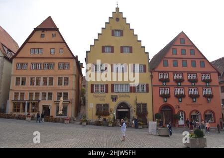 Questo è a Rothenburg, in Germania, ed è un'immagine iconica nella piazza principale della città. È l'ultima delle tre città murate rimaste in Germania. Foto Stock