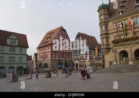 Questo è Rothenburg OB Der Tauber Germania. Rothenburg fu costruita con un muro come difesa ed è una delle tre città fortificate rimaste in Germania. Foto Stock