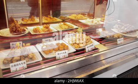 Spiedini di pollo giapponesi Yakitori nel negozio da asporto di Tokyo Foto Stock