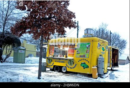 Taco messicano giallo Taxi camion cibo parcheggiato nella neve su Lake Street. Minneapolis Minnesota, Stati Uniti Foto Stock